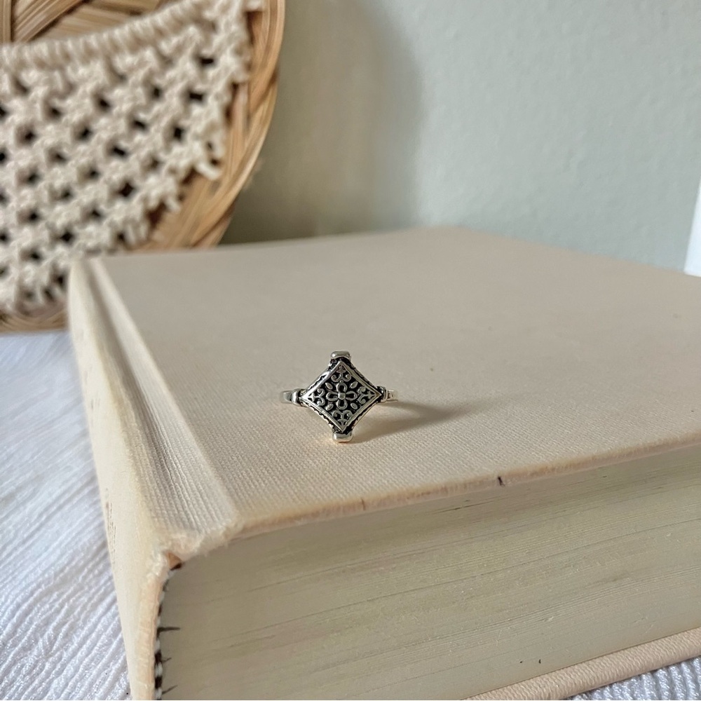 Elegant Silver Filigree Ring - Picture 4 of 12
